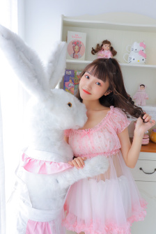 《年轻的女教师》